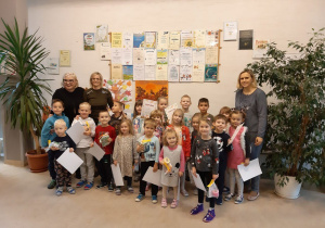 Uczestnicy i organizatorzy konkursu z dyplomami i upominkami
