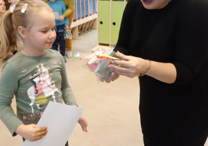 Pani Dyrektor wręcza upominek dziewczynce