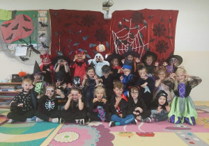 Zdjęcie grupowe Niedźwiadów w przebraniach