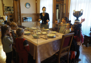 Dzieci oglądają porcelanę w gablocie