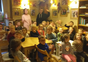 Dzieci z grupy Niedźwiadki czekają na spektakl