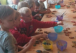 Dzieci ozdabiają swoje pierniczki
