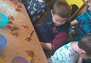 Dzieci po skończonej pracy podziwiają swoje pierniki