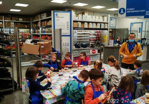 Dzieci podczas warsztatów, wykonują swoje auta