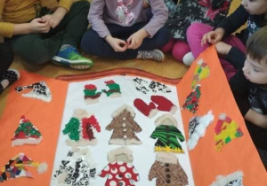 Dzieci z wykonaną przez siebie szafą z ubraniami