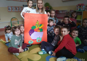 Uczestnicy warsztatów wraz z prowadzącą i plakat z podziękowaniem