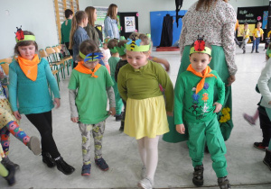 Dzieci podczas podsumowania projektu, tańczą wspólkny układ choreograficzny