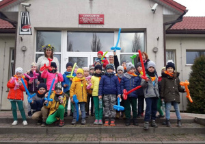 Zdjęcie grupowe Sówek wraz z Paniami przed szkołą