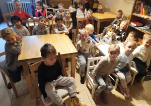 Dzieci z grupy Rybki przy stolikach