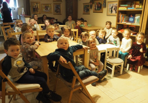 Dzieci z grupy Jeżyki przy stolikach