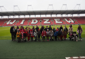 Dzieci z grupy Koty wraz z nauczycielkami na stadionie Widzewa