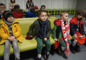 Dzieci w szatni piłkarzy Widzewa