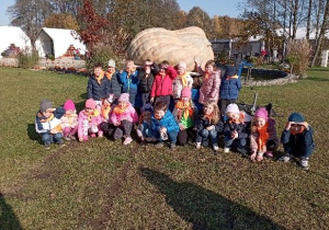 Zdjęcie dzieci z grupy Sówek z ogromną dynią