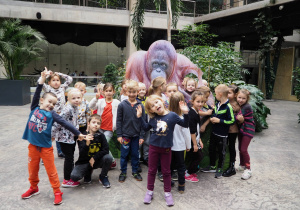 Zdjęcie dzieci z grupy Koty z makietą orangutana