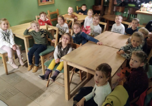 Dzieci z grupy Jeżyki w Baśniowej kawiarence