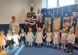 Dzieci z grupy Żabek w odświętnych strojach wraz z nauczycielkami