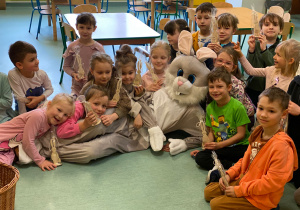 Zając i dzieci z grupy Niedźwiadków