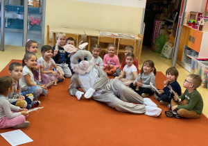 Zając i dzieci z grupy Jeżyki