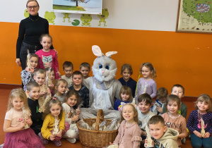 Zając i dzieci z grupy Jagódki