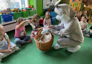 Zając i dzieci z grupy Lisy