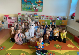 Zając i dzieci z grupy Sów
