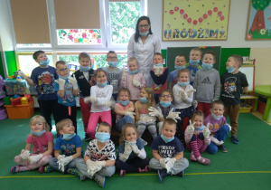 Zdjęcie grupowe Małpke z Panią stmatolog, wszyscy w maseczkach oraz rękawiczkach
