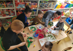 Rodzice z dziećmi podczas warsztatów