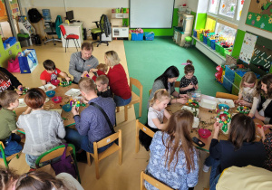 W grupie Lisków praca wre przy stolikach