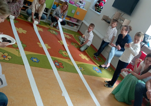 Konkurs dla Mam z wykorzystaniem rolki papieru i kubków
