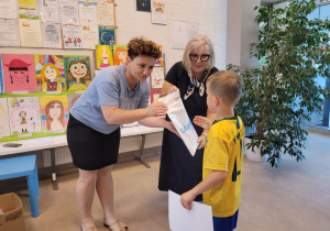 Chłopiec podczas rozdawania nagród