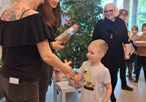 Chłopiec podczas wręczania nagród