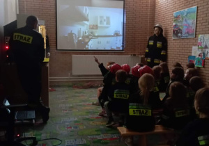 Dzieci oglądają film dydaktyczny