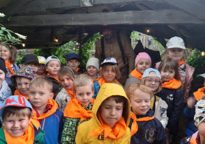 Zdjęcie grupowe dzieci z grupy Liski ze Skrzatem