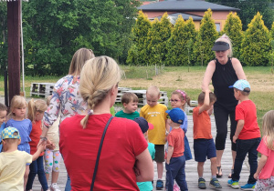 Dzieci z grupy Jabłuszka podczas występów