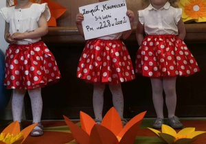 Uczestniczki konkursu w spódnicach w kropki