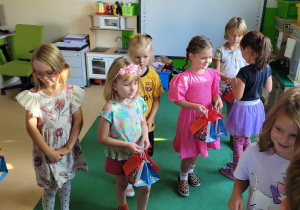 Dziewczynki wręczają prezenty chłopcom