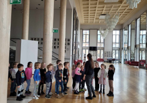 Dzieci z grupy Liski na korytarzu teatru