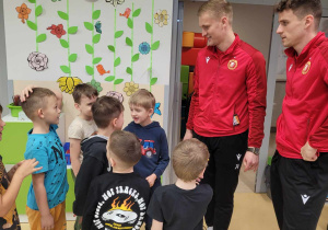 Chłopcy podczas rozmowy z zawodnikami