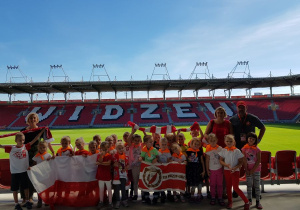 Zdjęcie grupowe Kangurków na stadionie wraz z Paniami i Panem