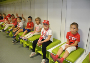 Dzieci w szatni piłkarzy Widzewa