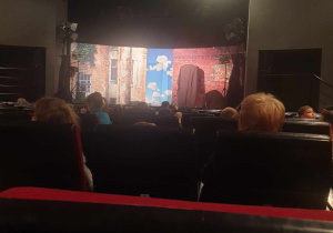 Scena z dekoracją z perspektywy widza