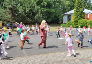 Dzieci podczas zabawy z Ulą Pakułą