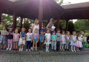 Zdjęcie grupowe Jabłuszek wraz ze swoimi Paniami nauczycielkami