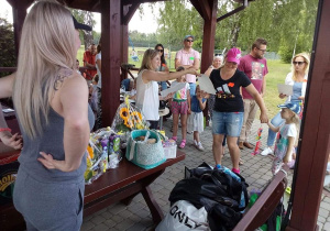 Wręczanie dyplomów z podziękowaniami dal Rodziców przez nauczycielki z grupy