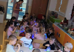 Dzieci z grupy Jabłuszka podczas pracy przy stolikach