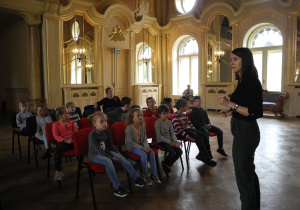 Dzieci słuchaja opowiadania przewodnika