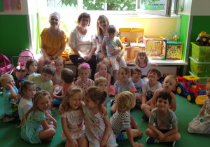 Zdjęcie grupowe Jabłuszek wraz z Paniami nauczycielkami i dyrektorem