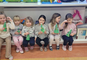 Dziewczynki z choinkami
