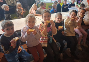 Dzieci podczas degustacji miodków