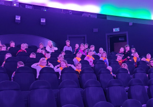 Kadr bliżej, dzieci w Planetarium